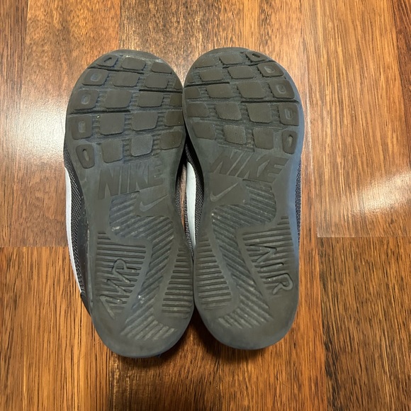 Nike Air Shoes - Picture 2 of 6